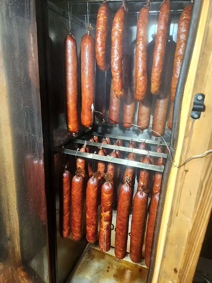 Kiełbaski na grillu – wędzenie na gorąco, wędzarnia DREVOS Classic