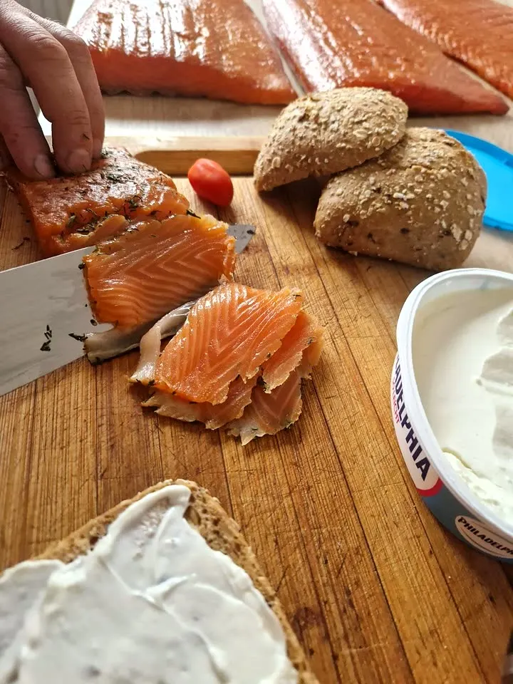 Ryba pokrojona w plasterki - na stół, wędzarnia DREVOS Classic
