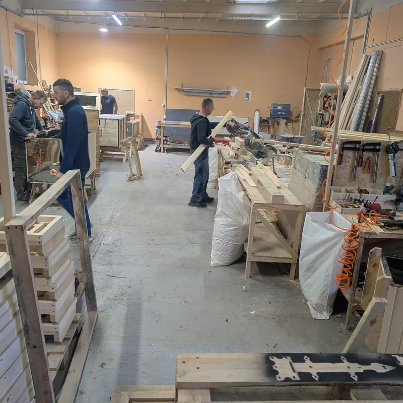 Hala produkcyjna — montaż korpusów wędzarni