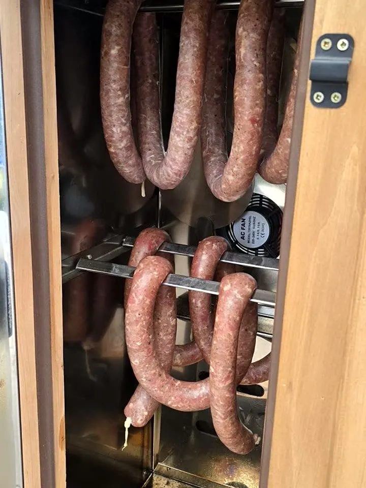 Domowe kiełbaski w wędzarni DREVOS Family