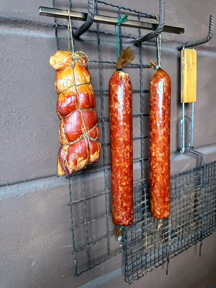 Krojenie wędzonego mięsa na stół, DREVOS Mini