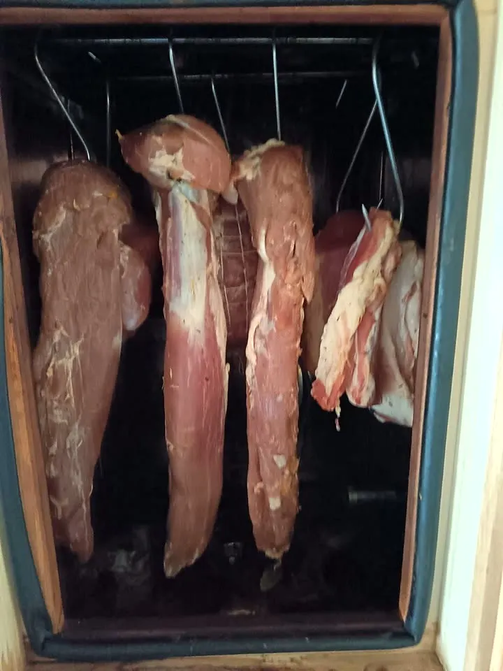 Klient w wędzarni DREVOS Mini z pełnym ładunkiem kiełbas