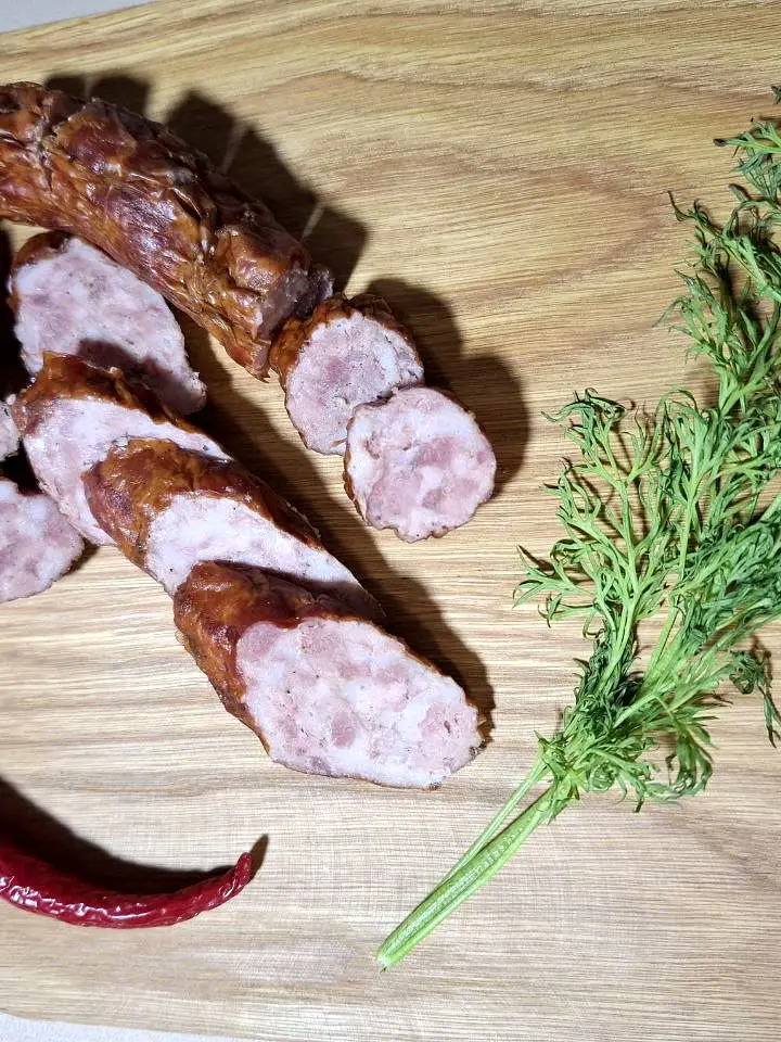 Kiełbasa pokrojona w plasterki - na stół, wędzarnia DREVOS Smoke Chamber 50